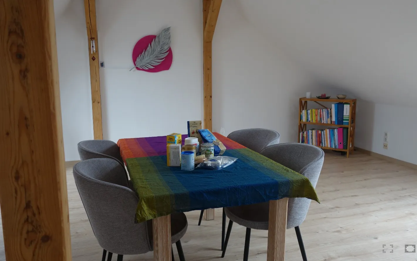 Heller Raum mit gedecktem Tisch in der Fastenwoche