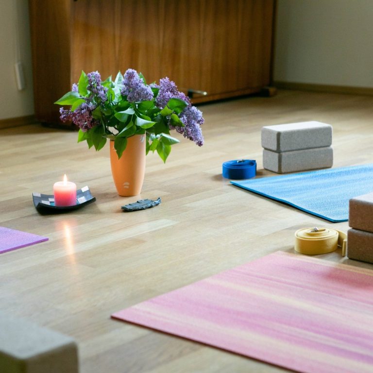 Yoga in kleinem, gemütlichem Studio in der Nähe, entspannte Atmosphäre